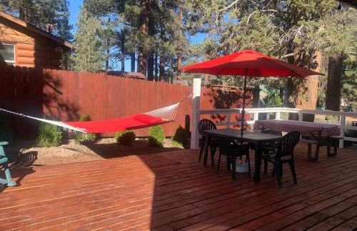 Spacious cozy chalet huge deck over seasonal creek - Foto 20