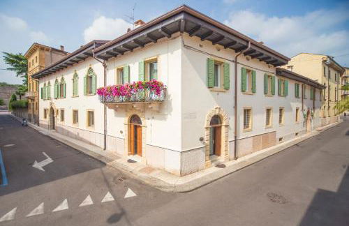 Lady Capulet Apartments - Photo 16