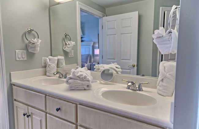 Luxurious Beachfront Condo with Beachside Pool Access and Free WiFi - Unit 1202 by RedAwning - Foto 23