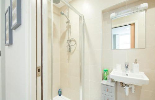 Elegant Epsom Flat in Period Building - Photo 24