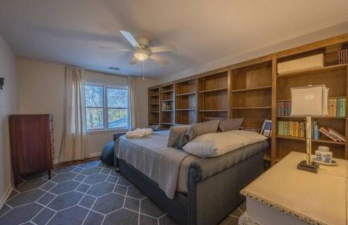 Large Luxury House, King Beds and More, Hot Tub, Theater, Fireplace, Game Room, Ping-pong, Pool Table, Air Hockey, Arcade, River, Big Kitchen, Nice Porch, Quiet, Good for Families and Large Groups, Near UGA Golf Course, Close to UGA & Stanford Stadium - Photo 15