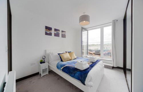 Step Free 2 Bed 2 bath Oasis FlatIClose to David Lloyd Gym with Fully Equipped Kitchen& Parking in DartfordIMins from station and 45 mins into Central London - Photo 34