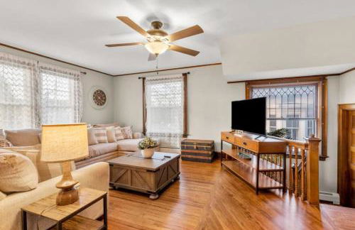 25 Massive 5 BR in Downtown Southington - Foto 2