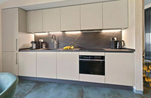 Luxury Seafront Apartment - Beach Access - Parking & WiFi - by Coral Property - Foto 18