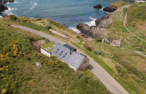 Cliff-top Cottage on Coast Path w/Panoramic Views - Foto 1