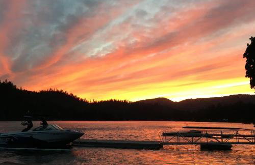 Twin Lakes Waterfront Retreat with Private Dock Fire Pit And Family Friendly Space - Foto 7