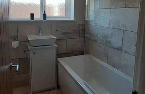 2 Bed House - Sleeps 4 - Pets - Garden - Parking - Photo 9