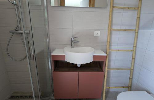 Gîte Montagne avec Piscine Chauffée, Spa et Sauna - Les Roches - FR-1-589-656 - Foto 14