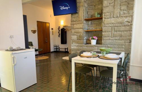 Beaches 1 min away - Free WiFi - Smart TV - AC - Foto 5