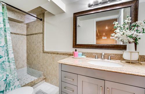 Fire Pit and Yard Family Home in Farmington Hills! - Foto 29