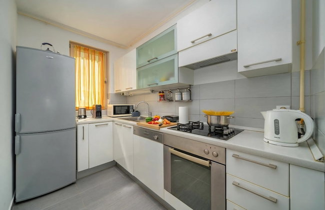 Cityscape Comfort Apartment With Garage - Happy Rentals - Photo 19