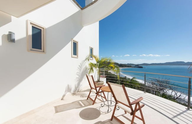 Exquisite Hilltop Villa with Luxurious Modern Design, Sweeping Ocean Views & Sparkling Infinity Pool - Foto 22