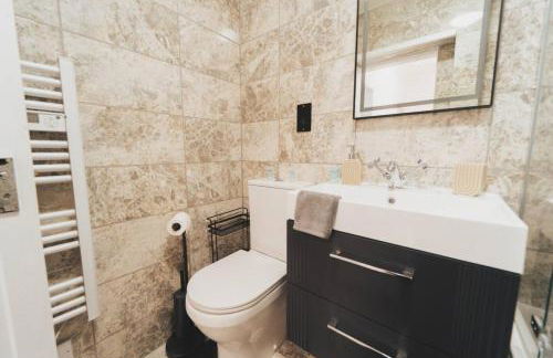 Top Floor 1BR Wishaw Flat with Parking - Foto 24