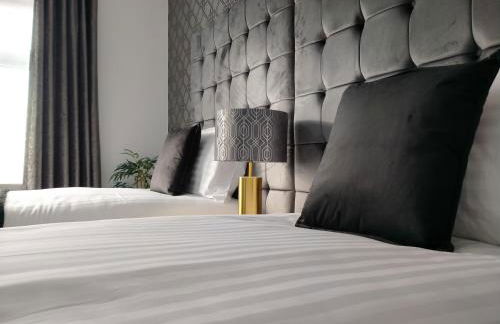 Sirius House - sleeps 7, driveway, garden - Photo 12