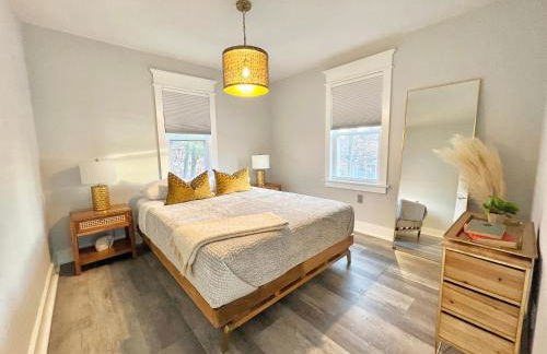 Luxury 4 bedroom 2 bath Lake Views - Photo 32