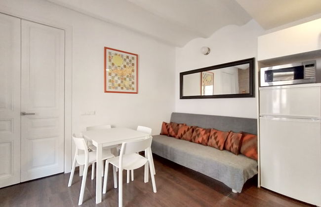 Barceloneta Apartment With Balcony - Photo 18