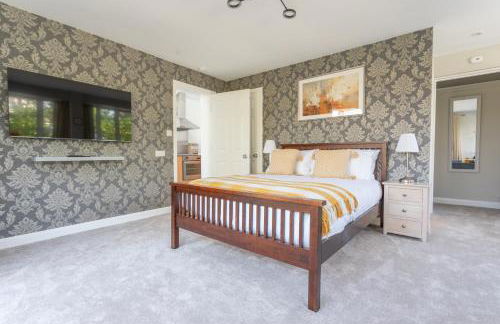 Robins Perch, Bramhall - Photo 1