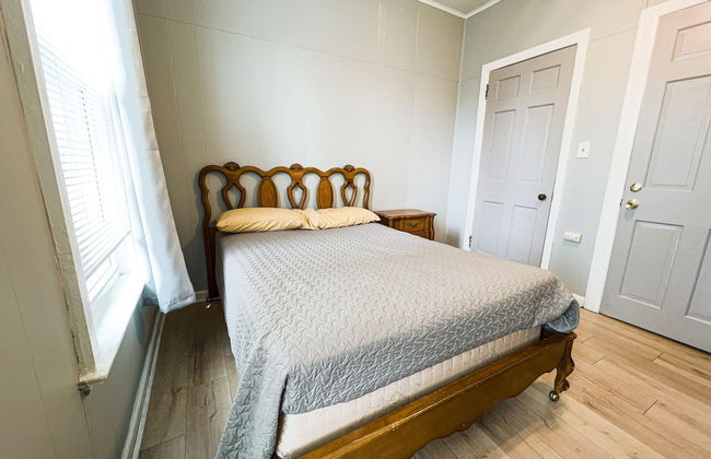 THE 1023 With Private Yard & Parking, Near Falls & Casino by Niagara Hospitality - Photo 10