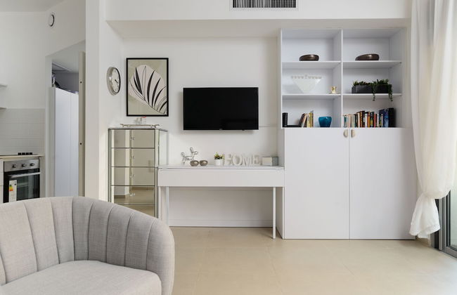 Quiet Hideaway & Terrace near Beach by FeelHome - Foto 9