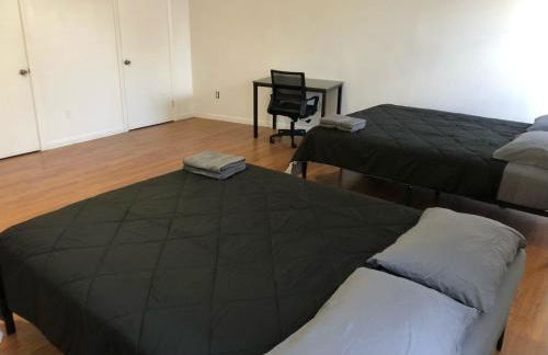 Large apartment, sleeps up to 10 people comfortably, direct NYC Manhattan train only 5 minute walk away, MetLife Stadium FIFA World Cup 25 minutes away - Foto 9