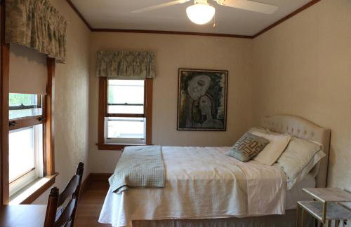 Historic Home with Outdoor Hot Tub Near Downtown in Public Transportation Hub - Photo 9