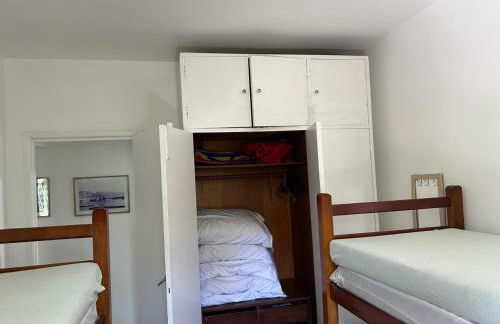 Apartamento Praia das Astúrias, 2 minutos de caminhada para praia, piscina, garagem demarcada, cama Queen - Foto 25
