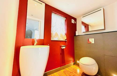 Elegant and Modern 3-Bedroom Victorian House in Westminster, London - Photo 24