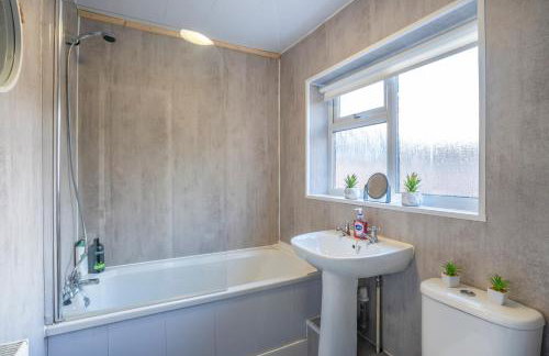 Spacious 3 Bed Flat-Free Parking-by Holiday Homes - Foto 19