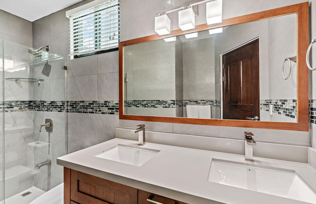 Colorful & Private 2-Bedroom Condo Just a Short Walk from the Beach - Foto 15