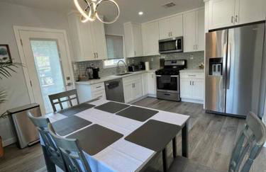 Adorable 2BR-2BA House with EV & Free Parking and Family Friendly in Los Angeles - Photo 8