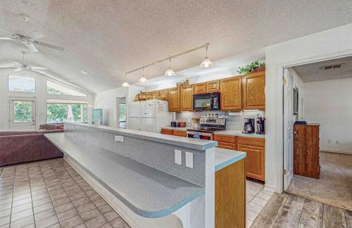 Spacious Lakefront Home with Water Views, WiFi & Private Washer/Dryer - Foto 8