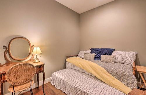 Morrisonville Manor with Fire Pit and Hot Tub! - Foto 30