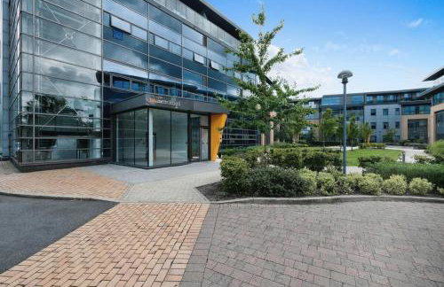 Modern 1 Bed Apt Bracknell- with parking - Photo 13