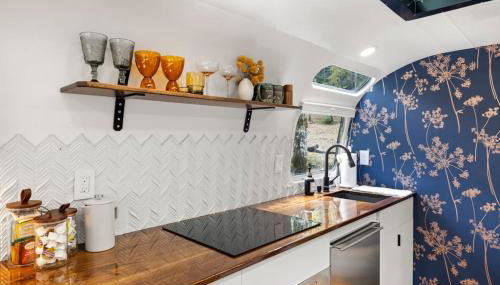 Luxury Airstream w hot tub, king bed, & grill - Foto 2