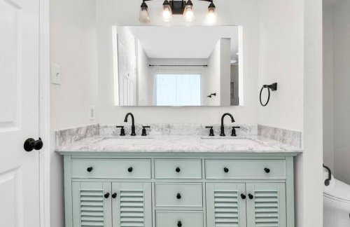 Tranquil 4-BR Oasis With Pool & Backyard Bliss! - Foto 15