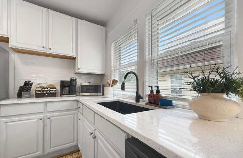 Chic Lakeside Retreat Steps from the Beach - Foto 12