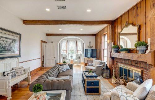 Historic Brookfield Farm Home about 14 Mi to Milwaukee - Foto 1