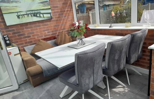 Cosy and Private with 55"TV and Dedicated Toilet Shower Space - Foto 48