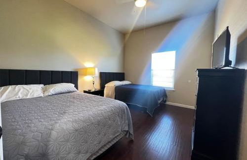 Cozy Room 2 Full Beds near Frost Bank Stadium WB2 - Photo 4