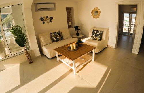 Stylish Rooftop Retreat with Hot Tub with Loutraki Beach - Foto 5