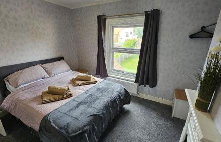 Entire Charming Three Bedroom Seaside House With Garden - Close to Town & Beach, Ideal for Groups, Families - Foto 10