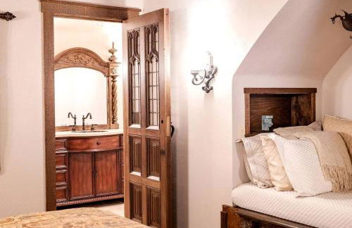 Castle Gatehouse Rental for a Unique Getaway near Bolton Landing, New York - Foto 20