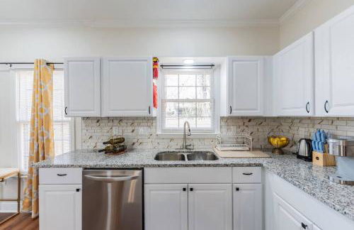 Modern 5BR with Full Kitchen, Game Room, Fenced Yard and BBQ Grill - Foto 44