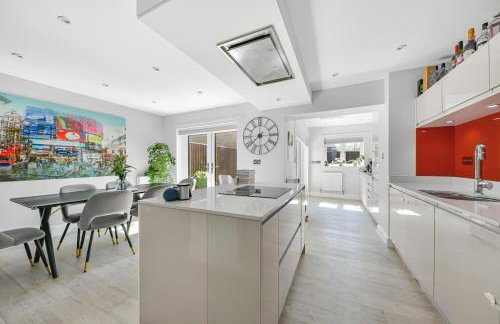 Spacious and Elegant Home with a Beautiful Garden - Foto 5