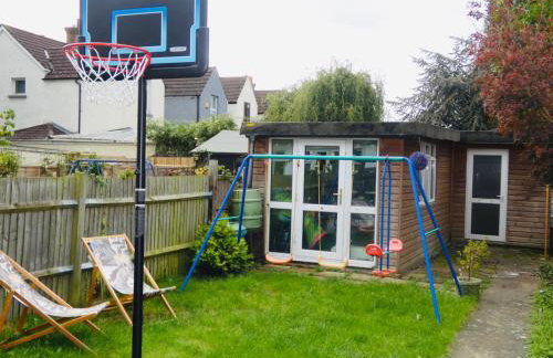 SPACIOUS 3 BED HOUSE WITH PARKING & GOOD TRANSPORT - Photo 15