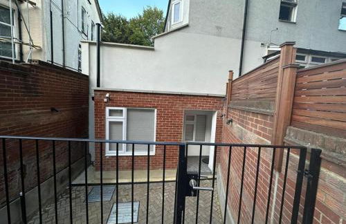Two Bedroom House In Kilburn - Foto 14