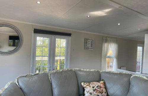 Riverside Lodge, with Hot tub on The River Severn - Photo 5