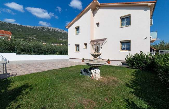 Spacious Holiday Home With Pool and Hot Tub in Kastel Stari - Foto 22