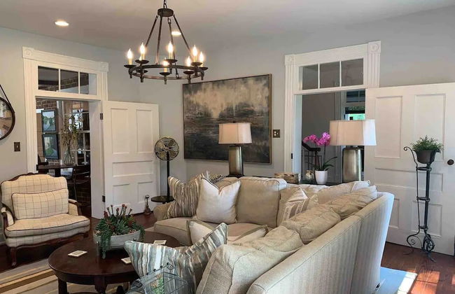 Historic Boyd Harvey House and Grounds 2 Bedroom Home by RedAwning - Foto 1