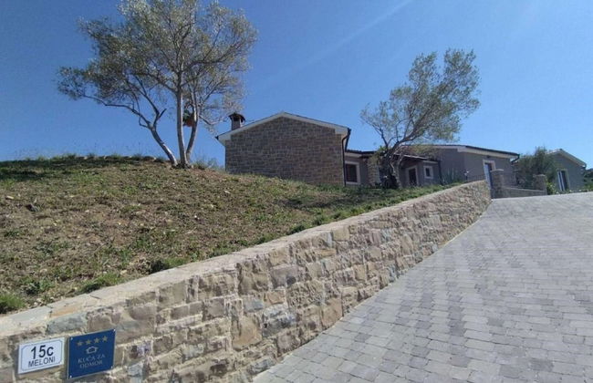 Modern Villa With Swimming Pool and Garden - Photo 25